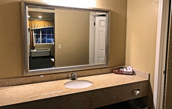 Lake Point Lodge - All Mini-Suite - Vanity