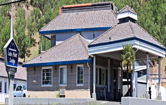 Lake Point Lodge - Exterior - Office + Sign Roadside 3