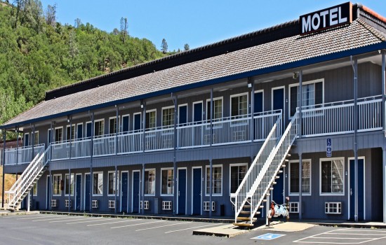 Lake Point Lodge - Exterior Facing Restaurant 3